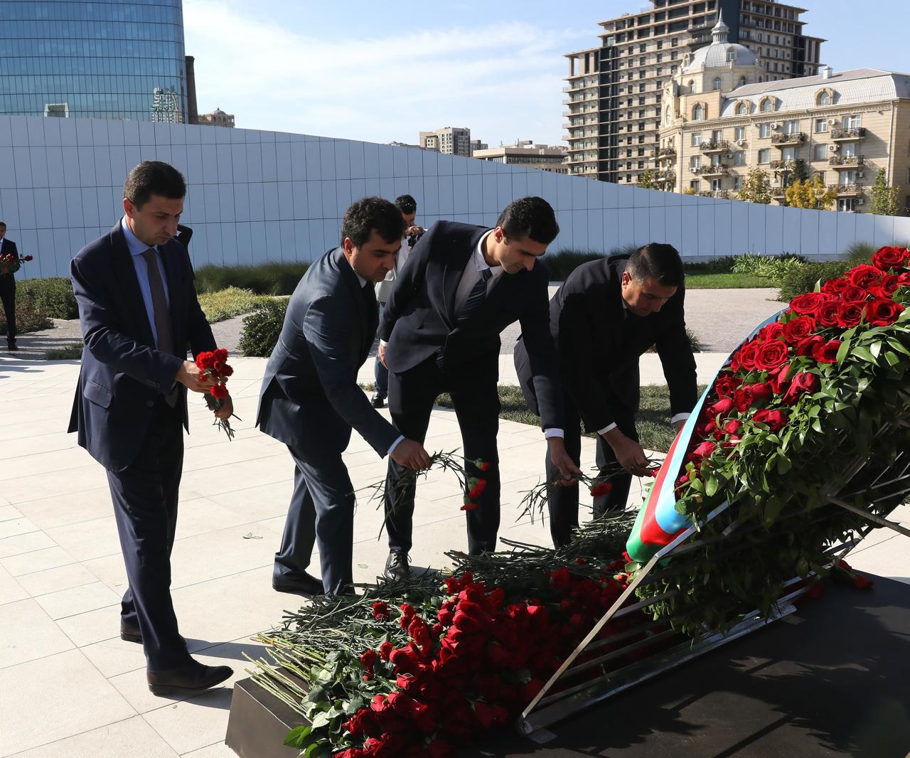 Diasporla İş üzrə Dövlət Komitəsinin əməkdaşları və xaricdəki soydaşlarımız Zəfər parkını ziyarət ediblər (FOTO)