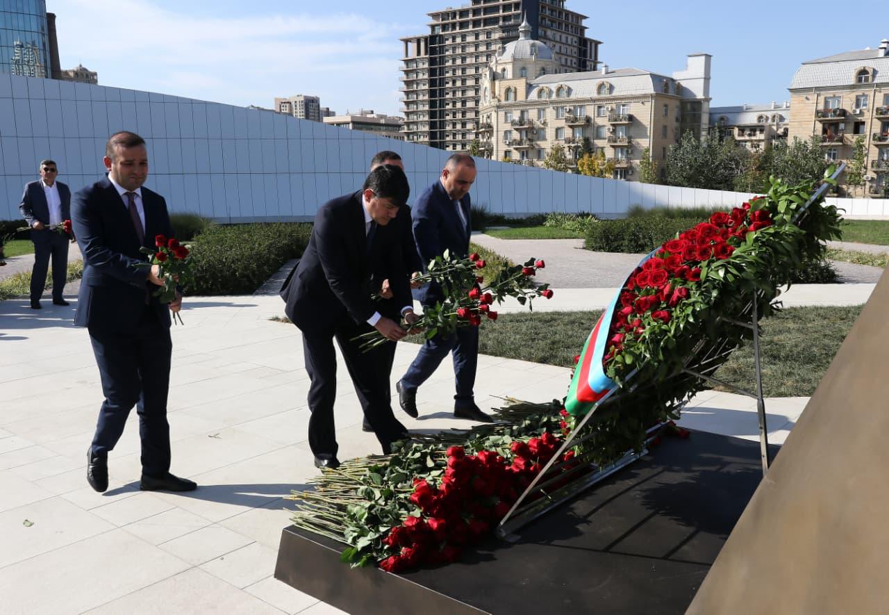 Diasporla İş üzrə Dövlət Komitəsinin əməkdaşları və xaricdəki soydaşlarımız Zəfər parkını ziyarət ediblər (FOTO)