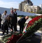 Diasporla İş üzrə Dövlət Komitəsinin əməkdaşları və xaricdəki soydaşlarımız Zəfər parkını ziyarət ediblər (FOTO)