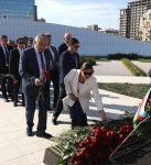 Diasporla İş üzrə Dövlət Komitəsinin əməkdaşları və xaricdəki soydaşlarımız Zəfər parkını ziyarət ediblər (FOTO)