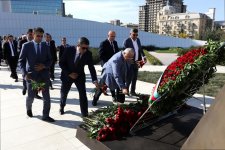 Diasporla İş üzrə Dövlət Komitəsinin əməkdaşları və xaricdəki soydaşlarımız Zəfər parkını ziyarət ediblər (FOTO)