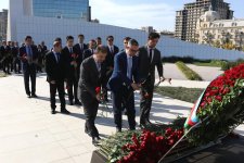 Diasporla İş üzrə Dövlət Komitəsinin əməkdaşları və xaricdəki soydaşlarımız Zəfər parkını ziyarət ediblər (FOTO)