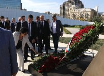 Diasporla İş üzrə Dövlət Komitəsinin əməkdaşları və xaricdəki soydaşlarımız Zəfər parkını ziyarət ediblər (FOTO)