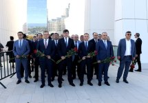 Diasporla İş üzrə Dövlət Komitəsinin əməkdaşları və xaricdəki soydaşlarımız Zəfər parkını ziyarət ediblər (FOTO)