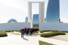 Səhiyyə Nazirliyinin rəhbərliyi və kollektivi Zəfər parkını ziyarət edib (FOTO)