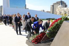 Səhiyyə Nazirliyinin rəhbərliyi və kollektivi Zəfər parkını ziyarət edib (FOTO)