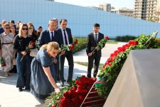 Səhiyyə Nazirliyinin rəhbərliyi və kollektivi Zəfər parkını ziyarət edib (FOTO)