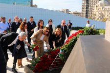 Səhiyyə Nazirliyinin rəhbərliyi və kollektivi Zəfər parkını ziyarət edib (FOTO)