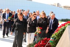 Səhiyyə Nazirliyinin rəhbərliyi və kollektivi Zəfər parkını ziyarət edib (FOTO)