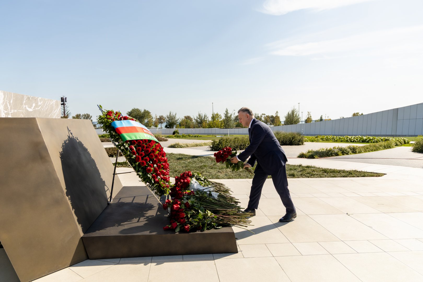 Səhiyyə Nazirliyinin rəhbərliyi və kollektivi Zəfər parkını ziyarət edib (FOTO)