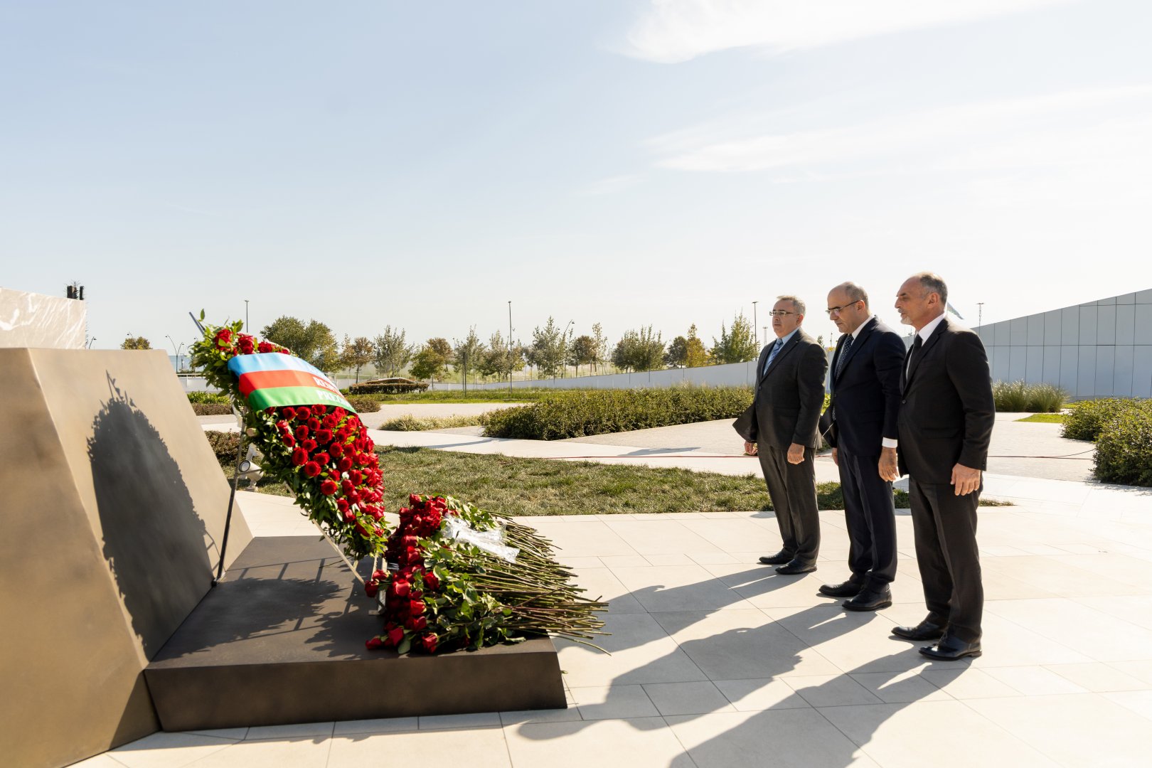 Səhiyyə Nazirliyinin rəhbərliyi və kollektivi Zəfər parkını ziyarət edib (FOTO)