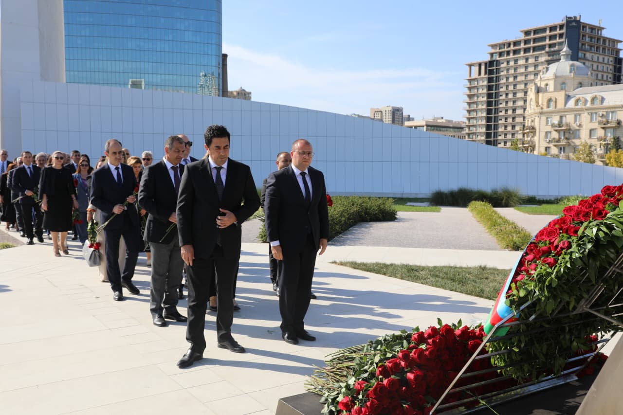 Səhiyyə Nazirliyinin rəhbərliyi və kollektivi Zəfər parkını ziyarət edib (FOTO)
