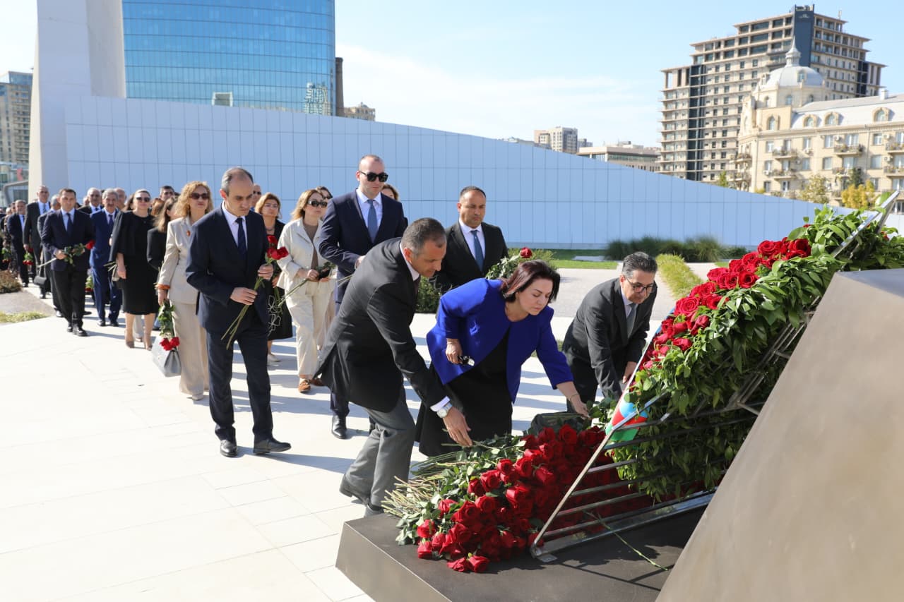 Səhiyyə Nazirliyinin rəhbərliyi və kollektivi Zəfər parkını ziyarət edib (FOTO)