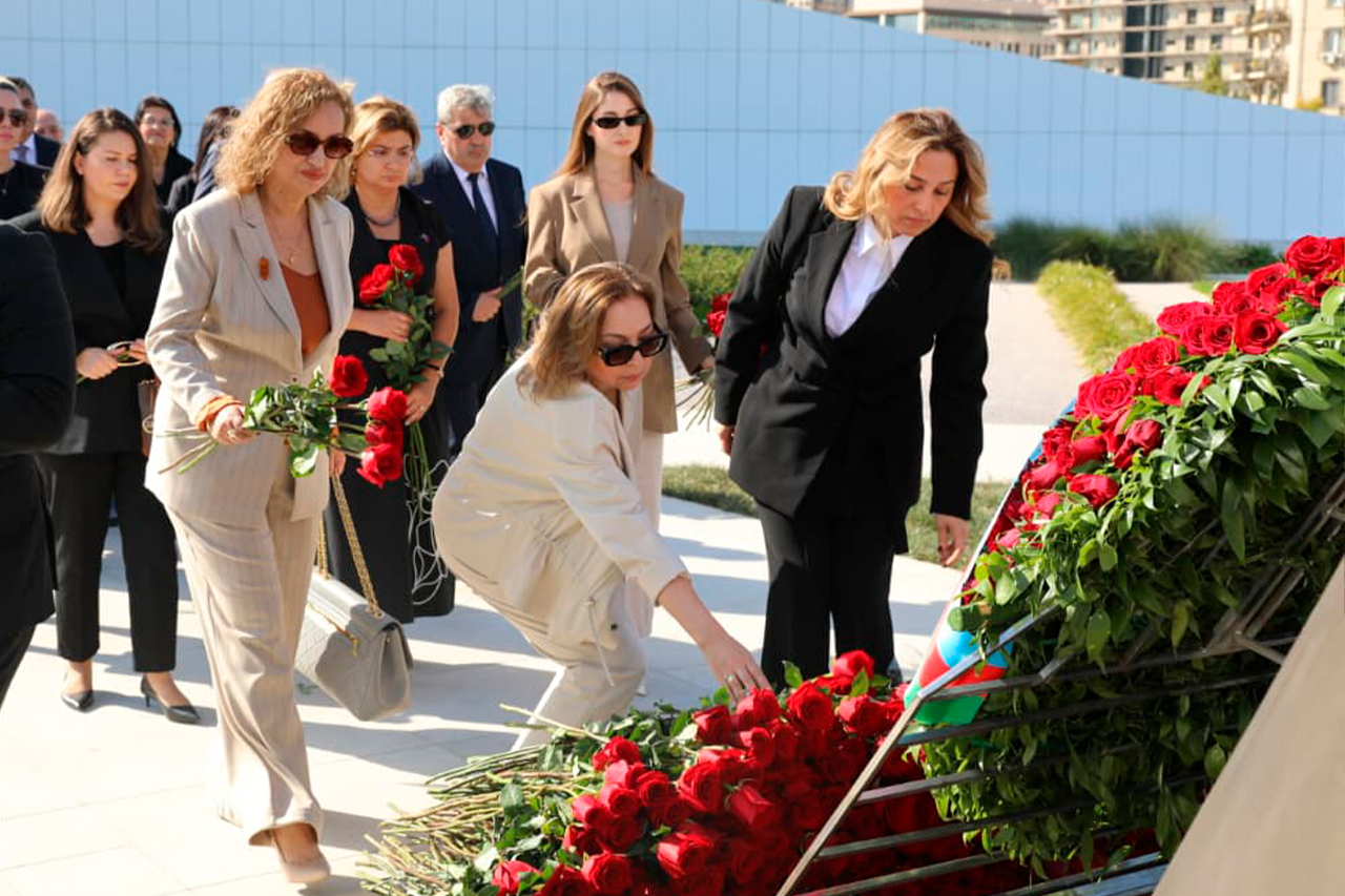 Səhiyyə Nazirliyinin rəhbərliyi və kollektivi Zəfər parkını ziyarət edib (FOTO)