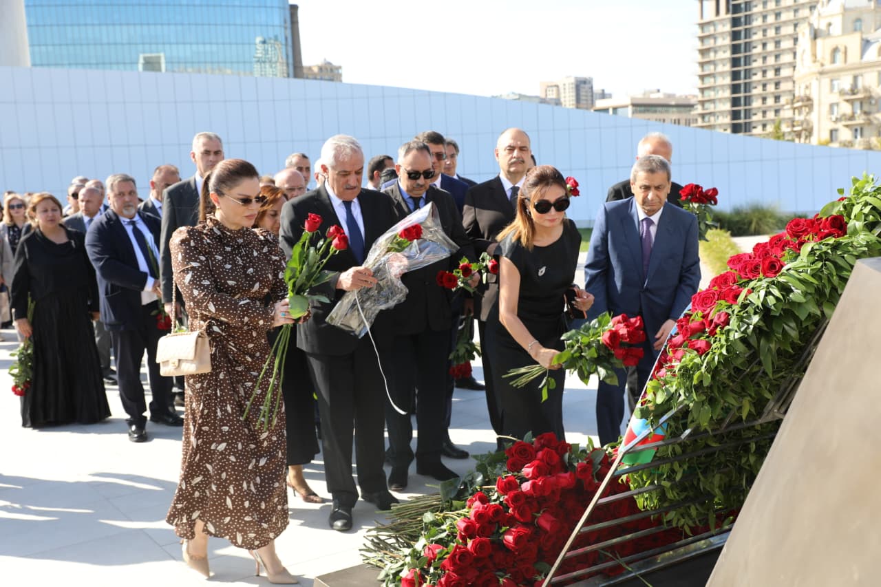 Səhiyyə Nazirliyinin rəhbərliyi və kollektivi Zəfər parkını ziyarət edib (FOTO)