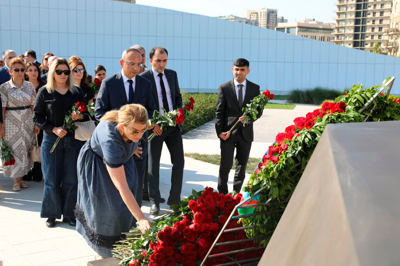 Səhiyyə Nazirliyinin rəhbərliyi və kollektivi Zəfər parkını ziyarət edib (FOTO)