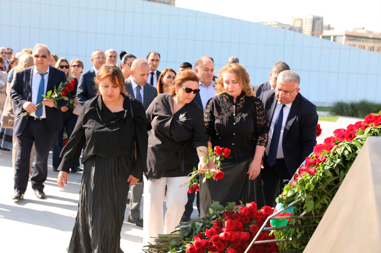 Səhiyyə Nazirliyinin rəhbərliyi və kollektivi Zəfər parkını ziyarət edib (FOTO)
