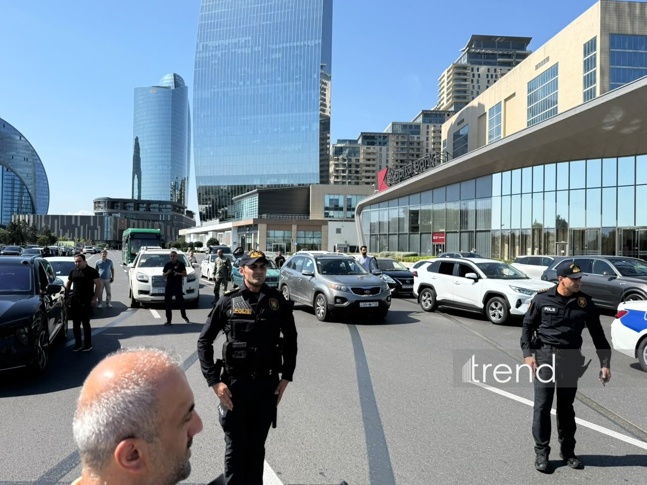 Vətən müharibəsi şəhidlərinin xatirəsi bir dəqiqəlik sükutla anılıb (FOTO/VİDEO)