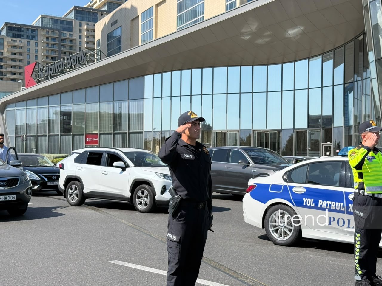 Vətən müharibəsi şəhidlərinin xatirəsi bir dəqiqəlik sükutla anılıb (FOTO/VİDEO)