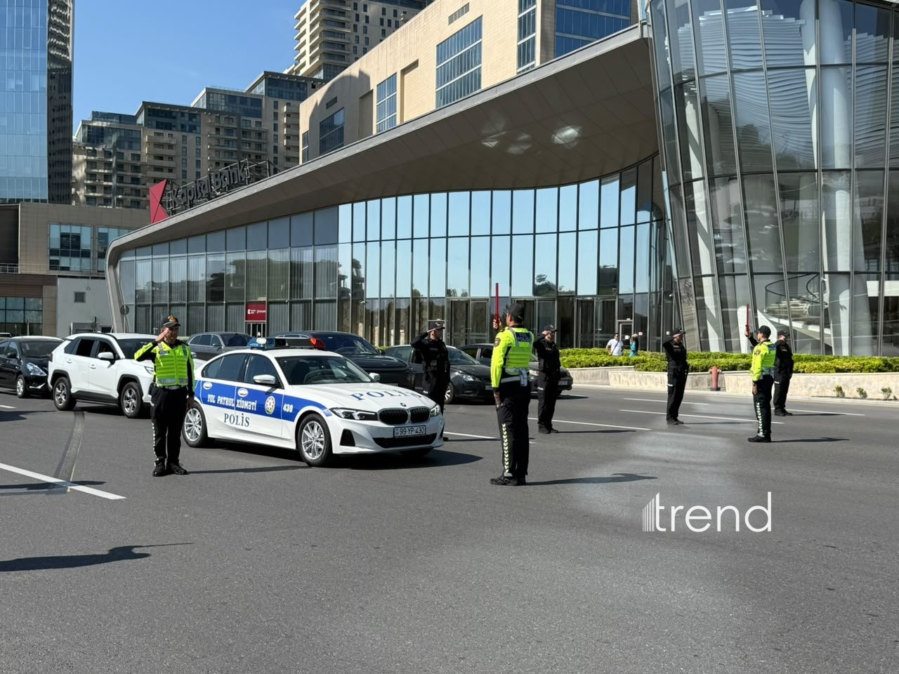 Vətən müharibəsi şəhidlərinin xatirəsi bir dəqiqəlik sükutla anılıb (FOTO/VİDEO)