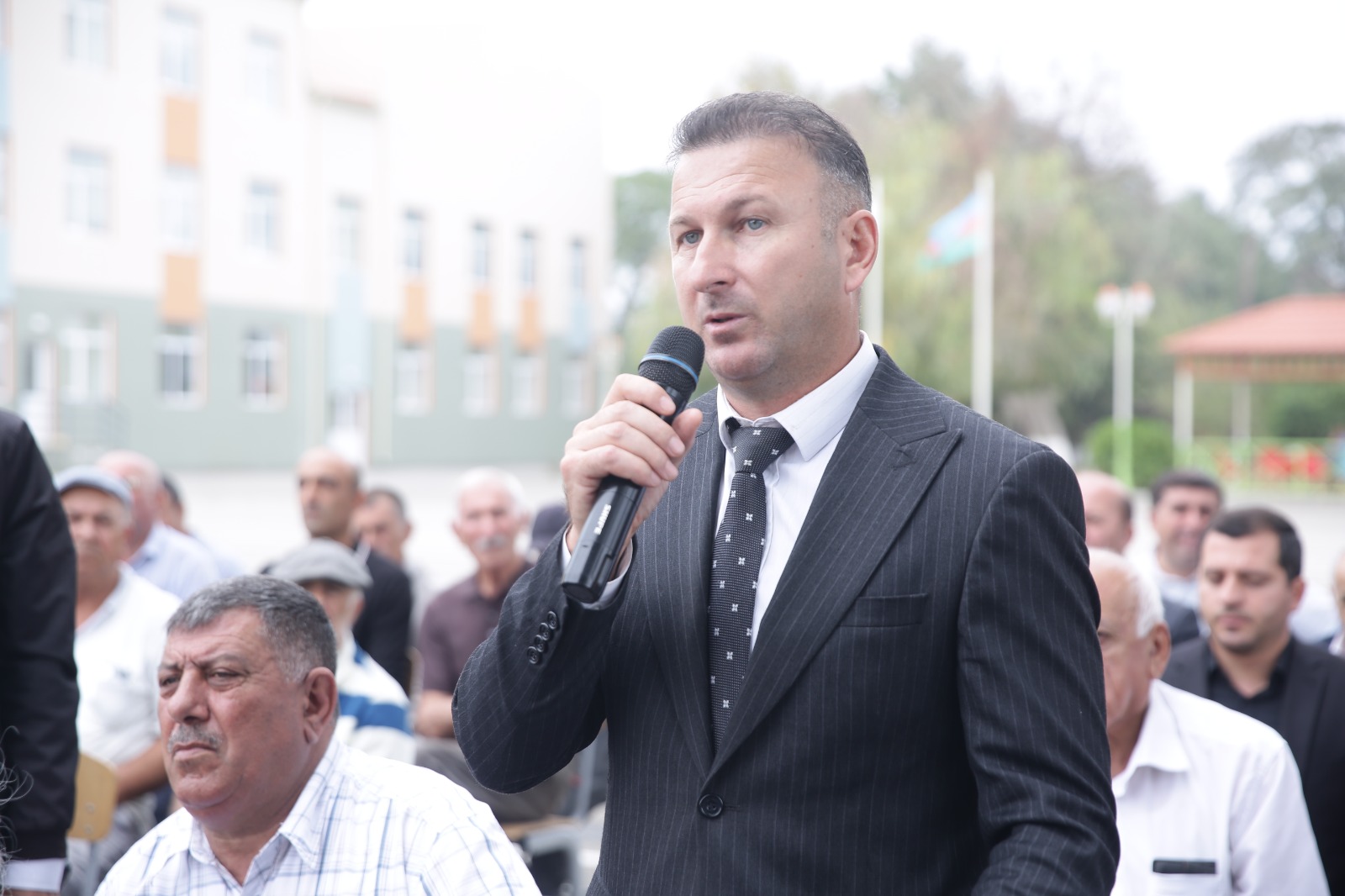 Xaçmaz Rayon İcra Hakimiyyətinin başçısı Elnur Rzayev İstisu qəsəbəsində sakinlərlə səyyar qəbul keçirib (FOTO)