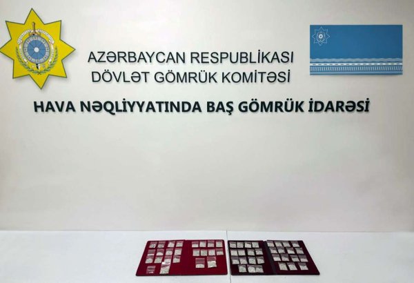 Bakıya gələn sərnişində 4 milyon manatdan artıq dəyərdə brilyant aşkarlanıb (FOTO)