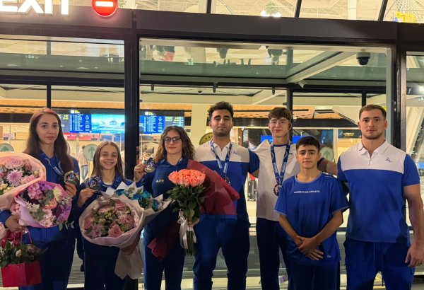 Akrobatika gimnastikası üzrə Dünya çempionatının medalçıları vətənə qayıdıblar (FOTO)