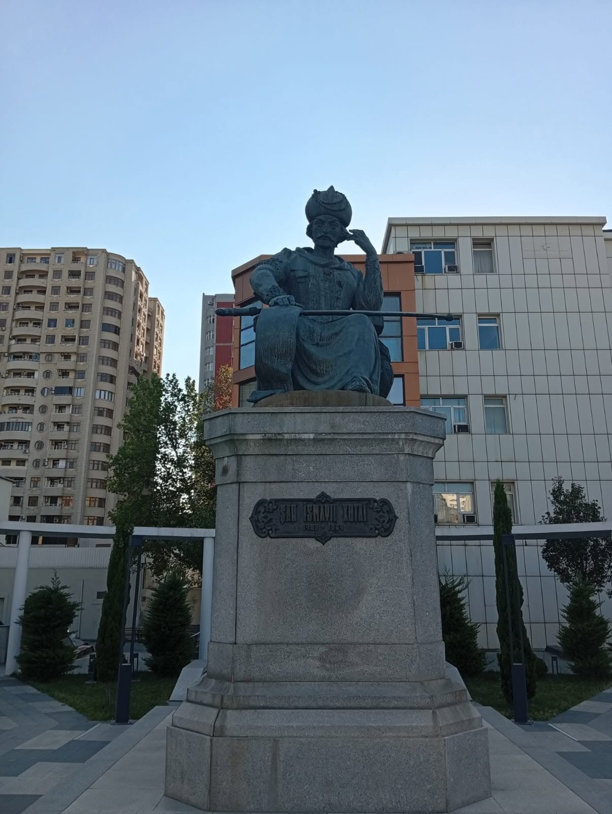 Xətainin heykəlinin üzərindəki yazı ilə bağlı araşdırma aparılır - Dövlət Xidməti