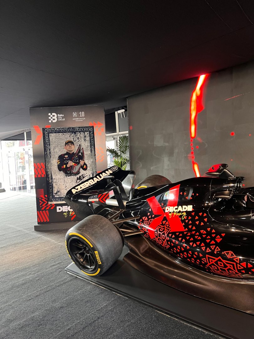 Formula 1 Azərbaycan Qran-Prisinin 2025-ci il qalibinə “Azərxalça” ASC-nin əl işi xalçası təqdim olundu (FOTO)