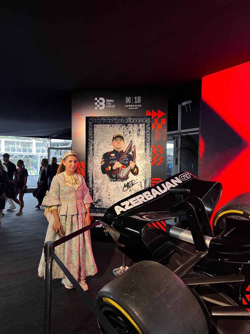 Formula 1 Azərbaycan Qran-Prisinin 2025-ci il qalibinə “Azərxalça” ASC-nin əl işi xalçası təqdim olundu (FOTO)