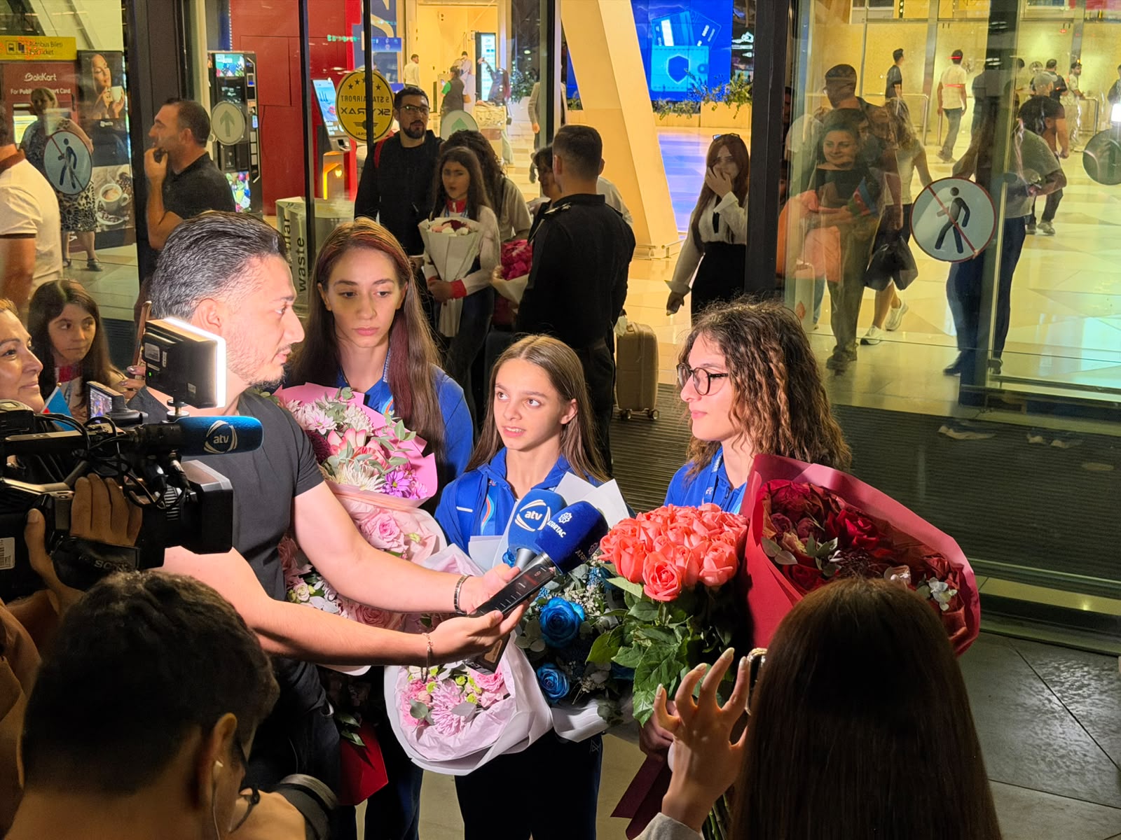 Akrobatika gimnastikası üzrə Dünya çempionatının medalçıları vətənə qayıdıblar (FOTO)