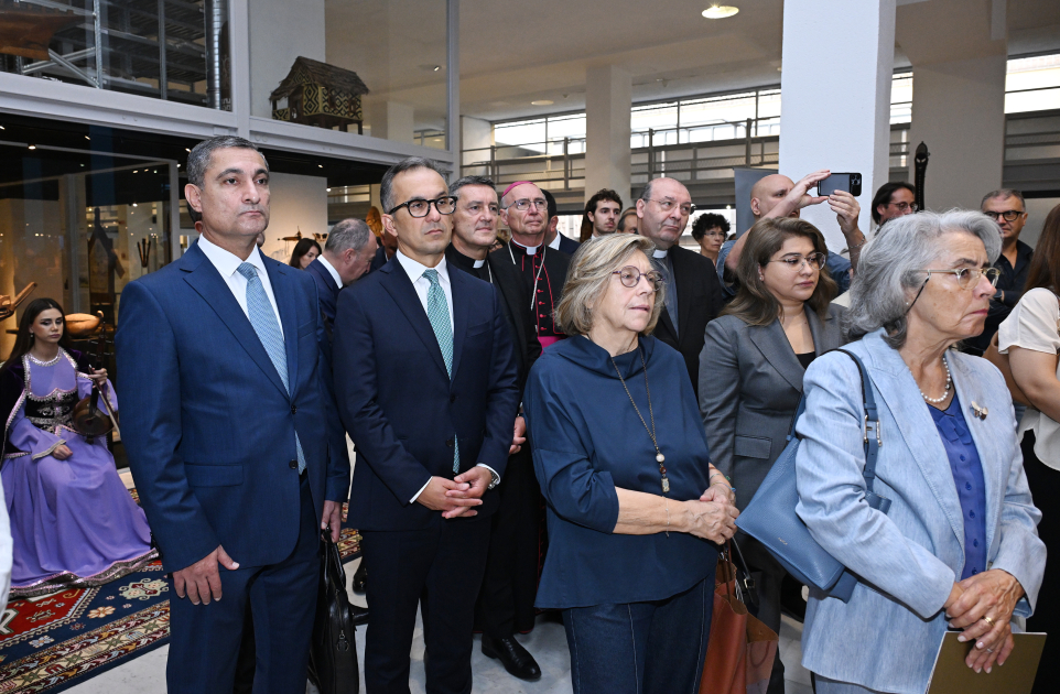 Leyla Əliyeva və Alyona Əliyeva Müqəddəs Taxt-Tacda Azərbaycan xalçaları sərgisinin açılışında iştirak ediblər (FOTO)