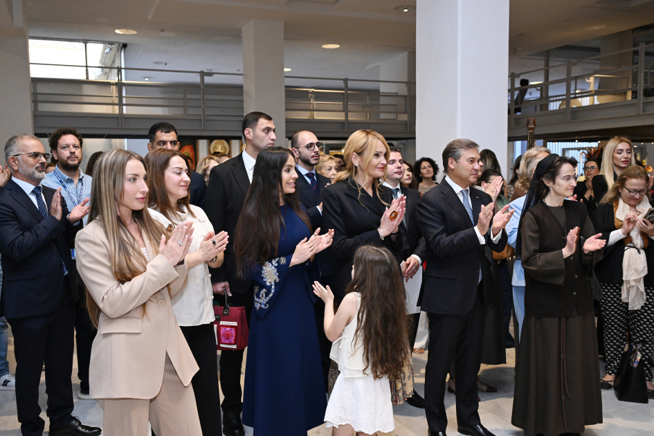 Leyla Əliyeva və Alyona Əliyeva Müqəddəs Taxt-Tacda Azərbaycan xalçaları sərgisinin açılışında iştirak ediblər (FOTO)