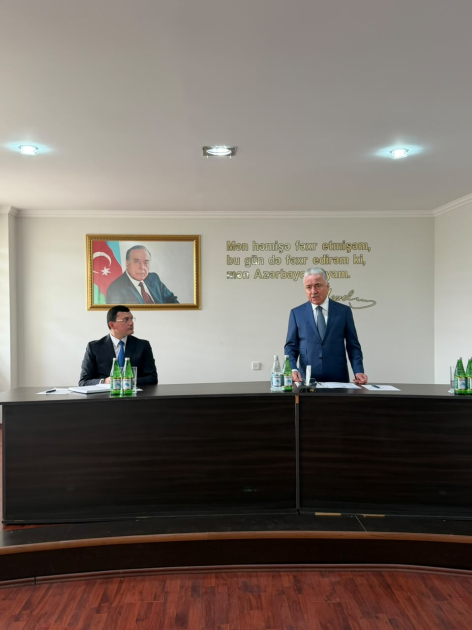 Qaradağ Rayon İcra Hakimiyyətinin başçısı kollektivə təqdim olunub (FOTO)