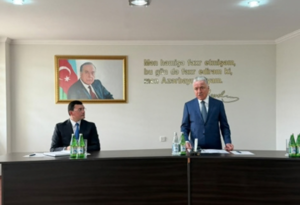Qaradağ Rayon İcra Hakimiyyətinin başçısı kollektivə təqdim olunub (FOTO)