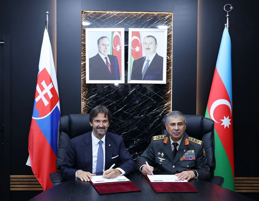 Azərbaycan müdafiə nazirinin Böyük Britaniyanın və Slovakiyanın müdafiə nazirləri ilə görüşləri keçirilib (FOTO)