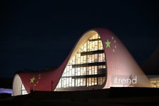 Heydər Əliyev Mərkəzi Çin bayrağının rəngləri ilə işıqlandırılıb (FOTO)