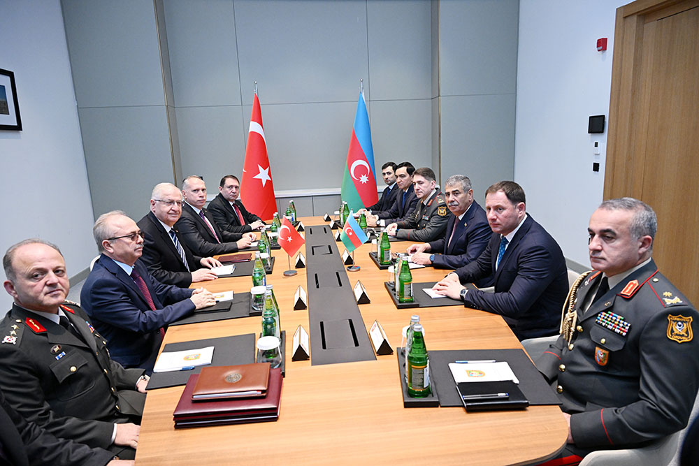 Azərbaycan və Türkiyə müdafiə nazirləri regional təhlükəsizlik məsələlərini müzakirə ediblər (FOTO)