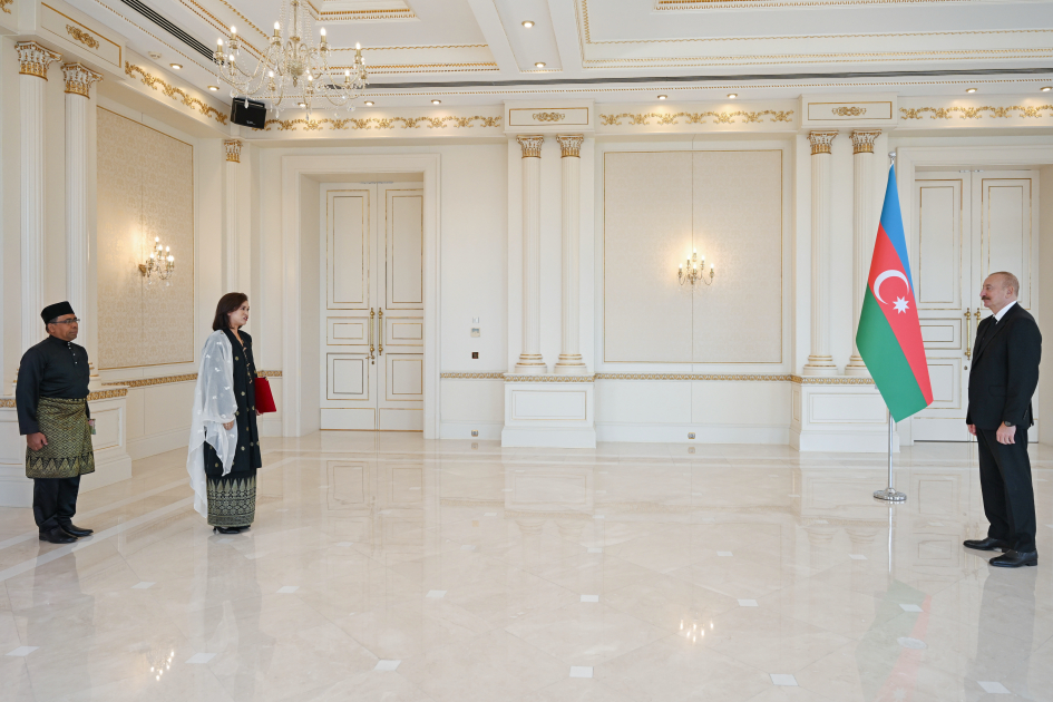 Prezident İlham Əliyev Malayziyanın Azərbaycanda yeni təyin olunmuş səfirini qəbul edib (FOTO/VİDEO)