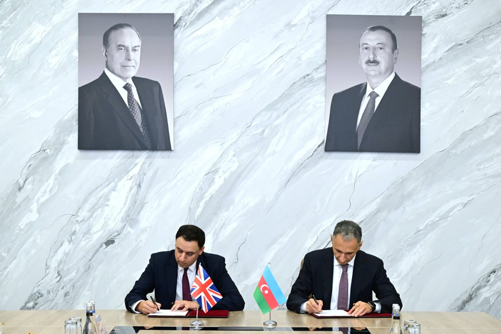 Azərbaycan və Böyük Britaniya nəqliyyat və rəqəmsal inkişaf üzrə Yol Xəritəsi imzalayıb (FOTO)