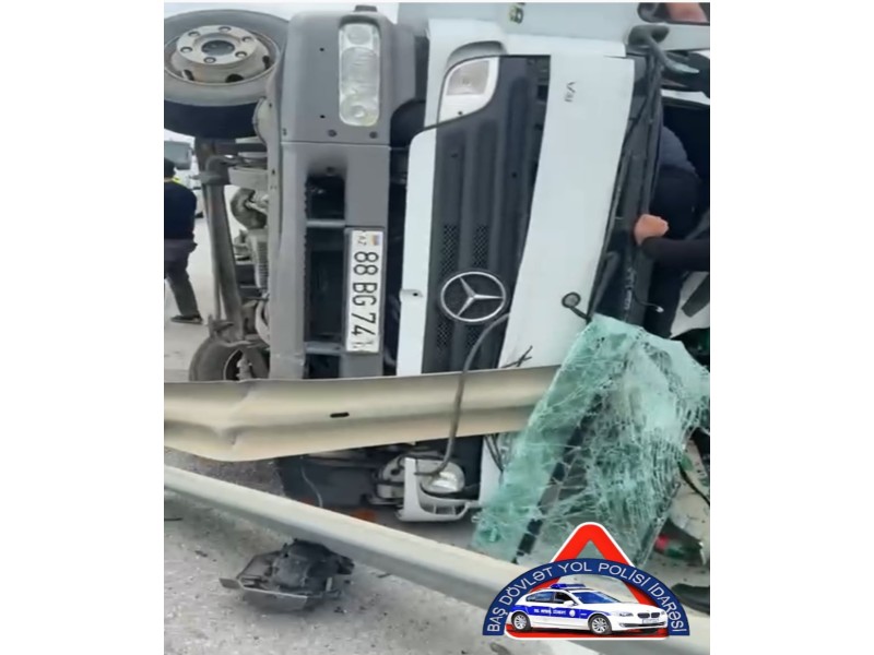 Qaradağda yük avtomobili dəmir arakəsmələrə çırpılıb, 4 nəfər ölüb (FOTO)