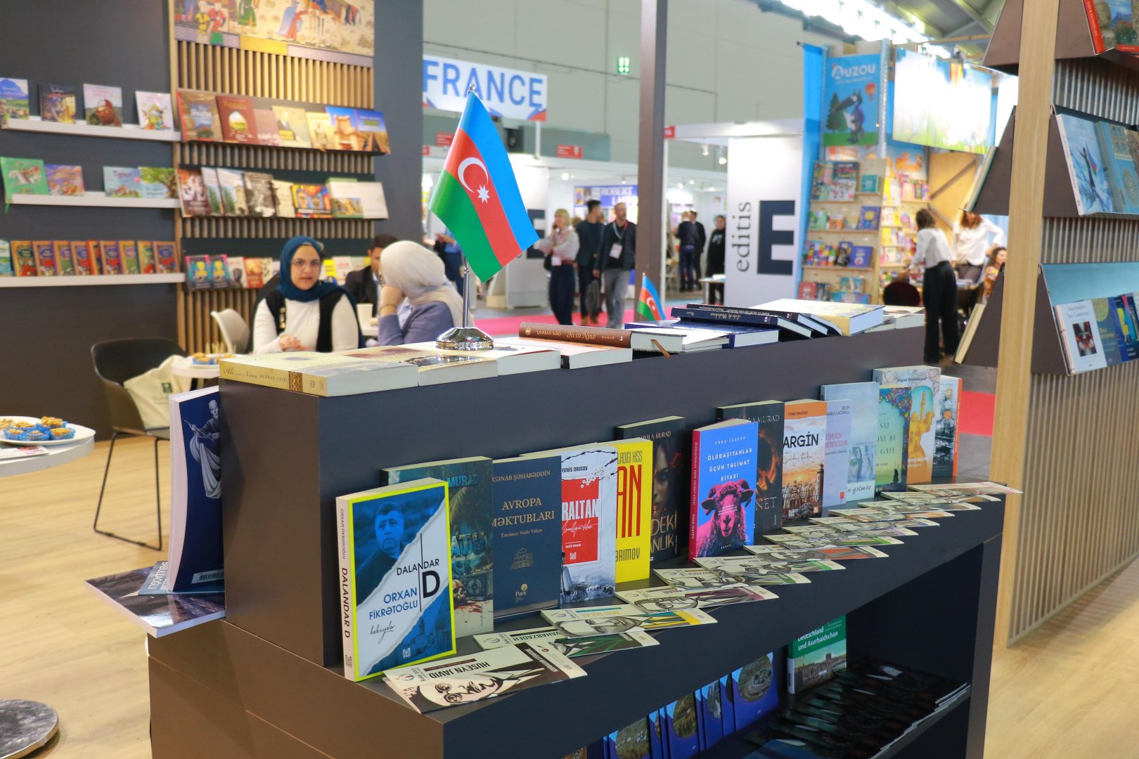 Azərbaycan kitabları Frankfurt sərgisində təqdim olunur (FOTO)