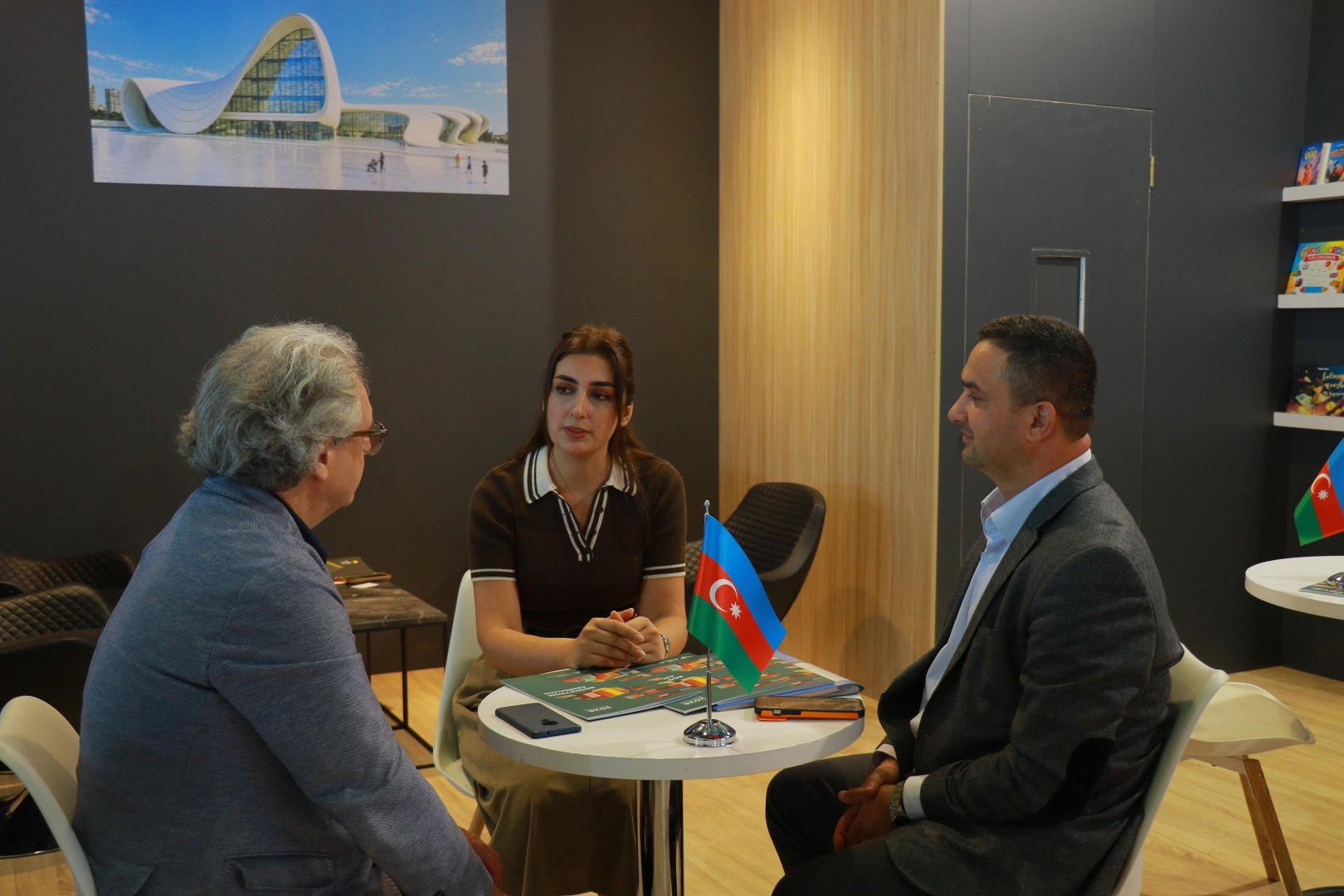 Azərbaycan kitabları Frankfurt sərgisində təqdim olunur (FOTO)