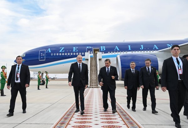 Prezident İlham Əliyev Türkmənistana işgüzar səfərə gəlib (FOTO)