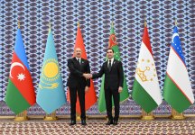 Prezident İlham Əliyev Azərbaycan və Mərkəzi Asiya Dövlət Başçılarının 8-ci Məşvərət görüşündə iştirak etmək üçün “Avaza” Kompleksinə gəldi (FOTO)