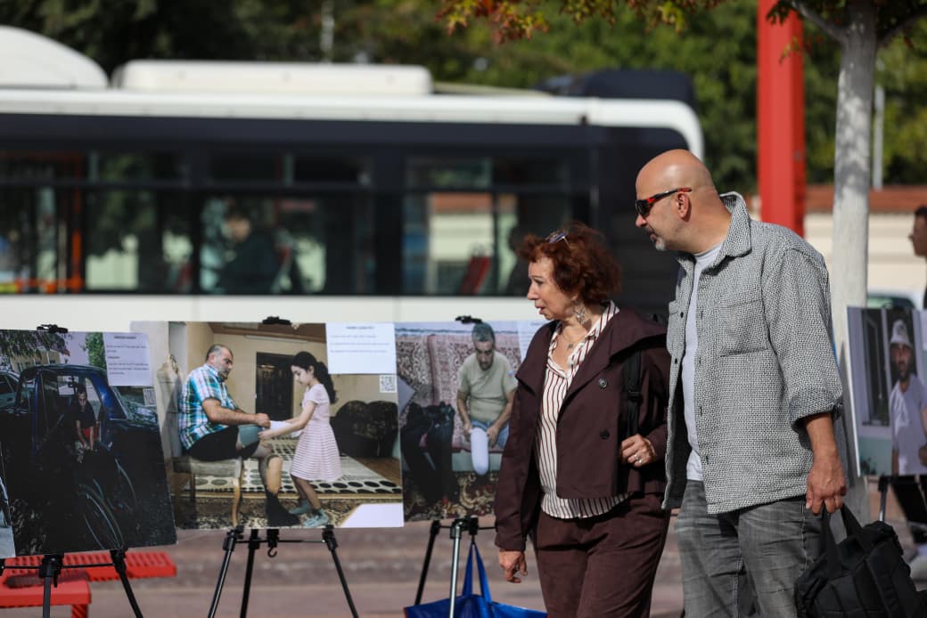 Azərbaycanın mina problemi Çexiya küçələrində sərgiləndi (FOTO)