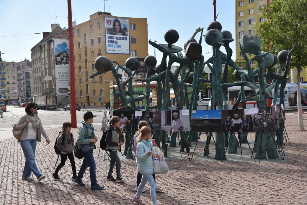 Azərbaycanın mina problemi Çexiya küçələrində sərgiləndi (FOTO)