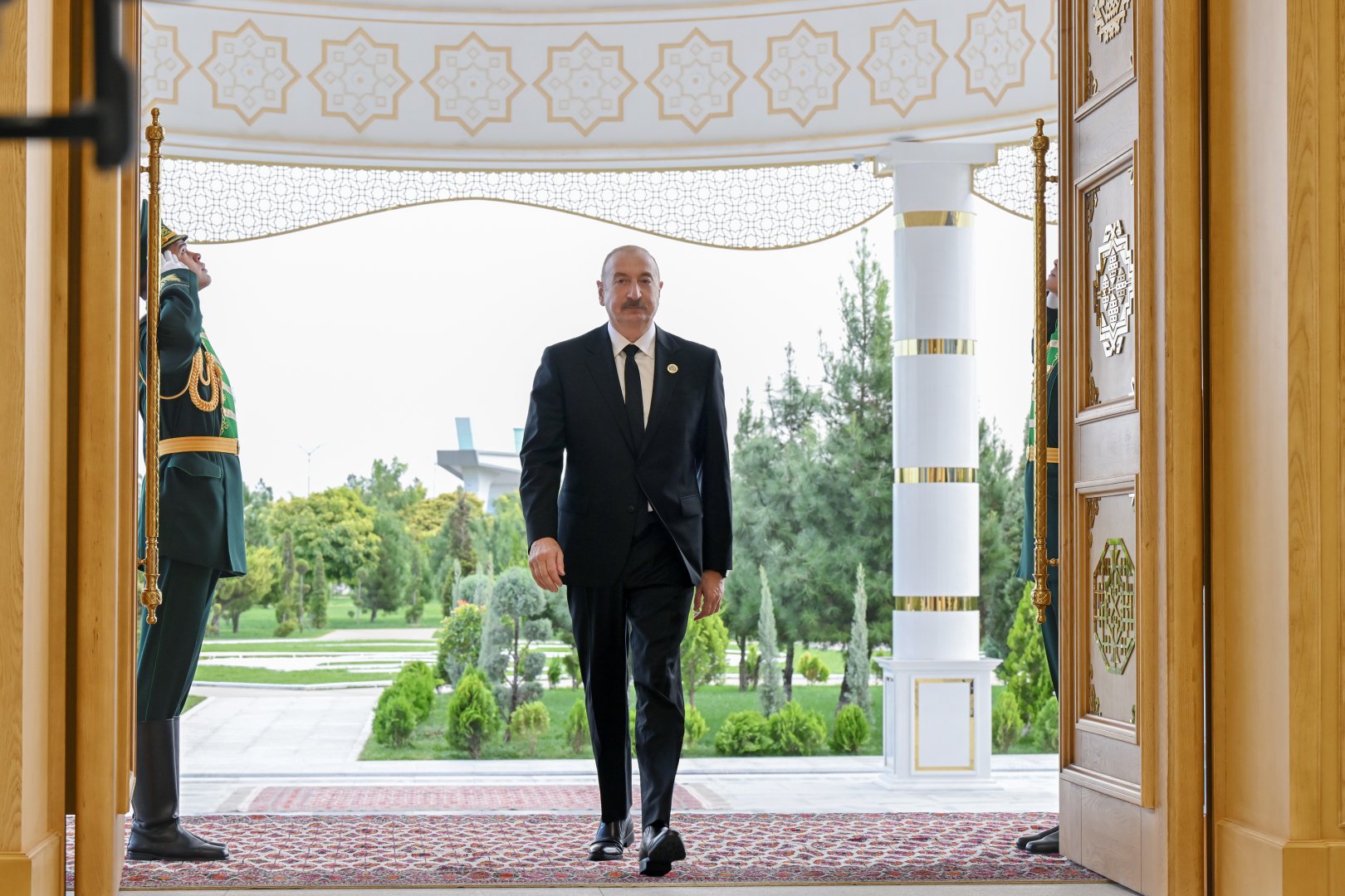 Prezident İlham Əliyev Azərbaycan və Mərkəzi Asiya Dövlət Başçılarının 8-ci Məşvərət görüşündə iştirak etmək üçün “Avaza” Kompleksinə gəldi (FOTO)