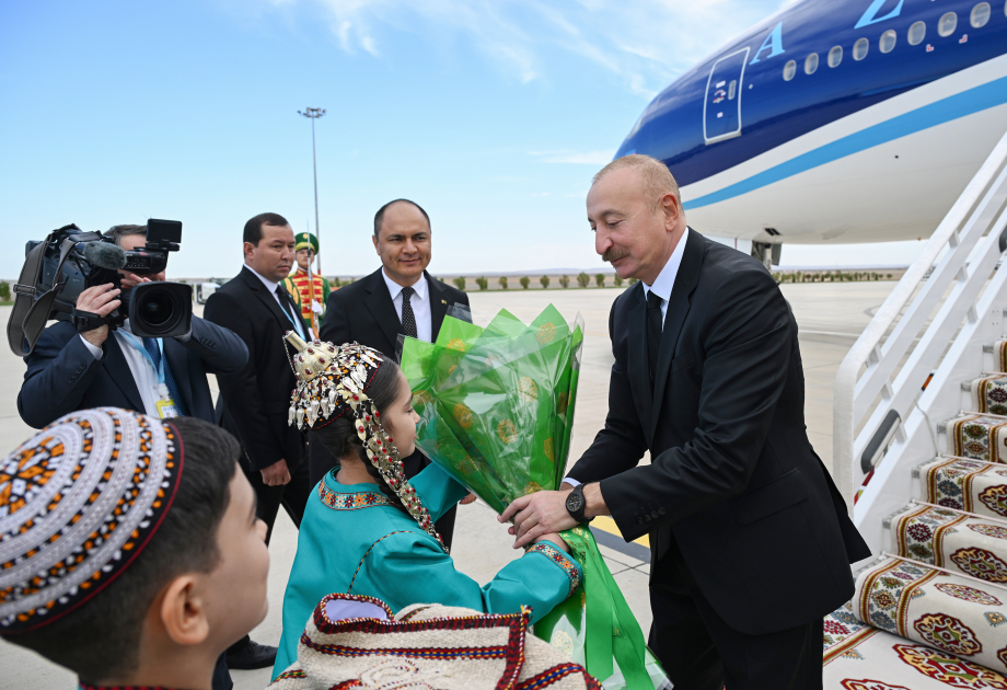 Prezident İlham Əliyev Türkmənistana işgüzar səfərə gəlib (FOTO)