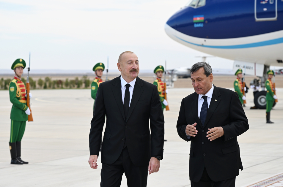 Prezident İlham Əliyev Türkmənistana işgüzar səfərə gəlib (FOTO)